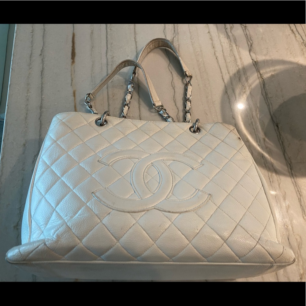 CHANEL Purse.